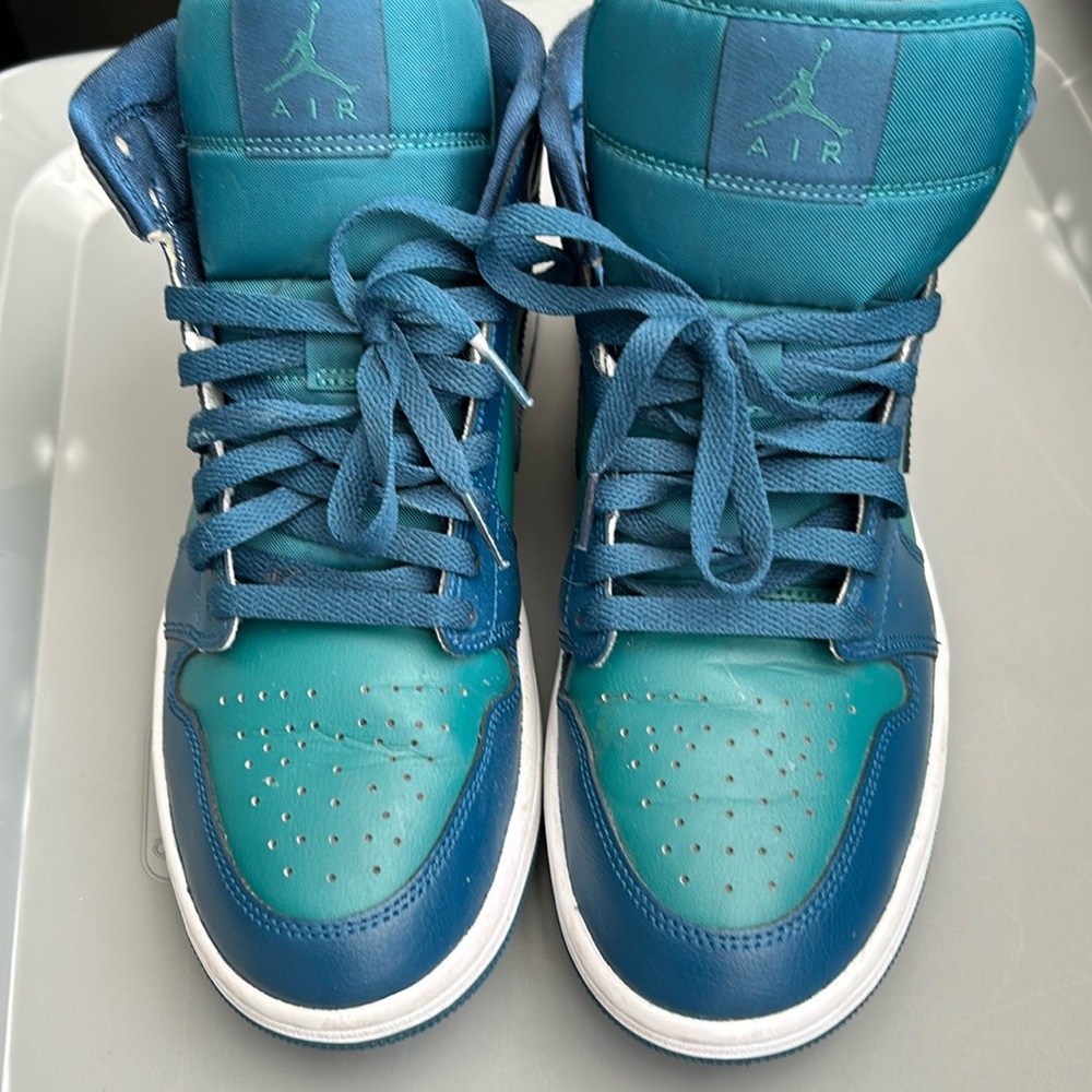 Jordan mid 1’s